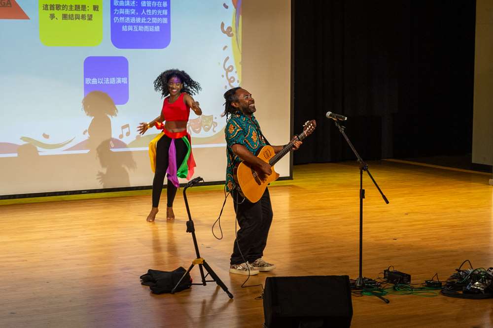 Soirée d'ouverture du Mois de la Francophonie à Taïwan le 7 mars 2026 à Taipei : Mounawar à la guitare et une danseuse de l'Association des ressortissants haïtiens à Taïwan (photo : Sasa / RTI)