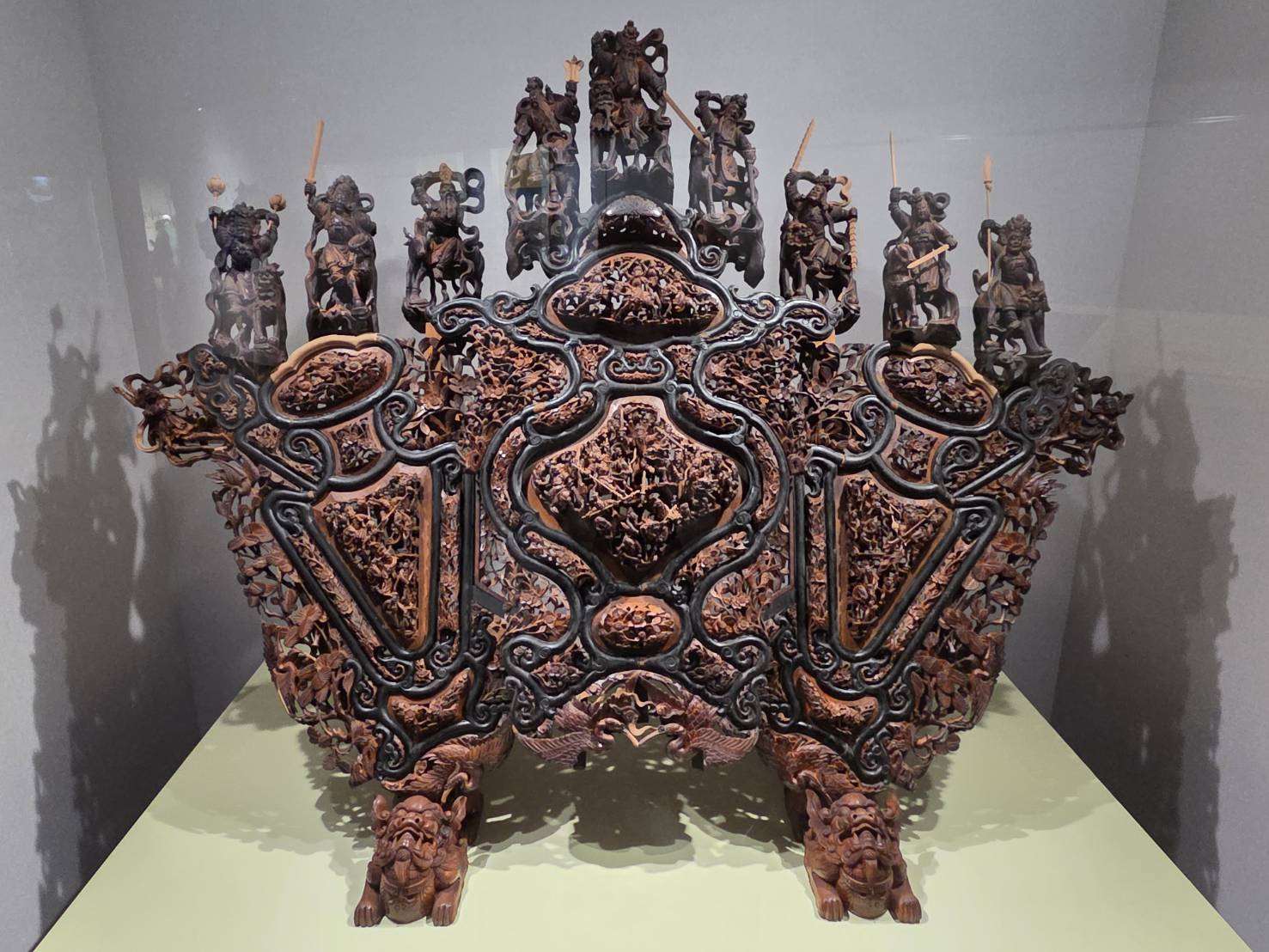 北港朝天宮文物二度在故宮展出，圖為擁有超過百年歷史的「綵牌」木雕，雕工精細。(江昭倫 攝)
