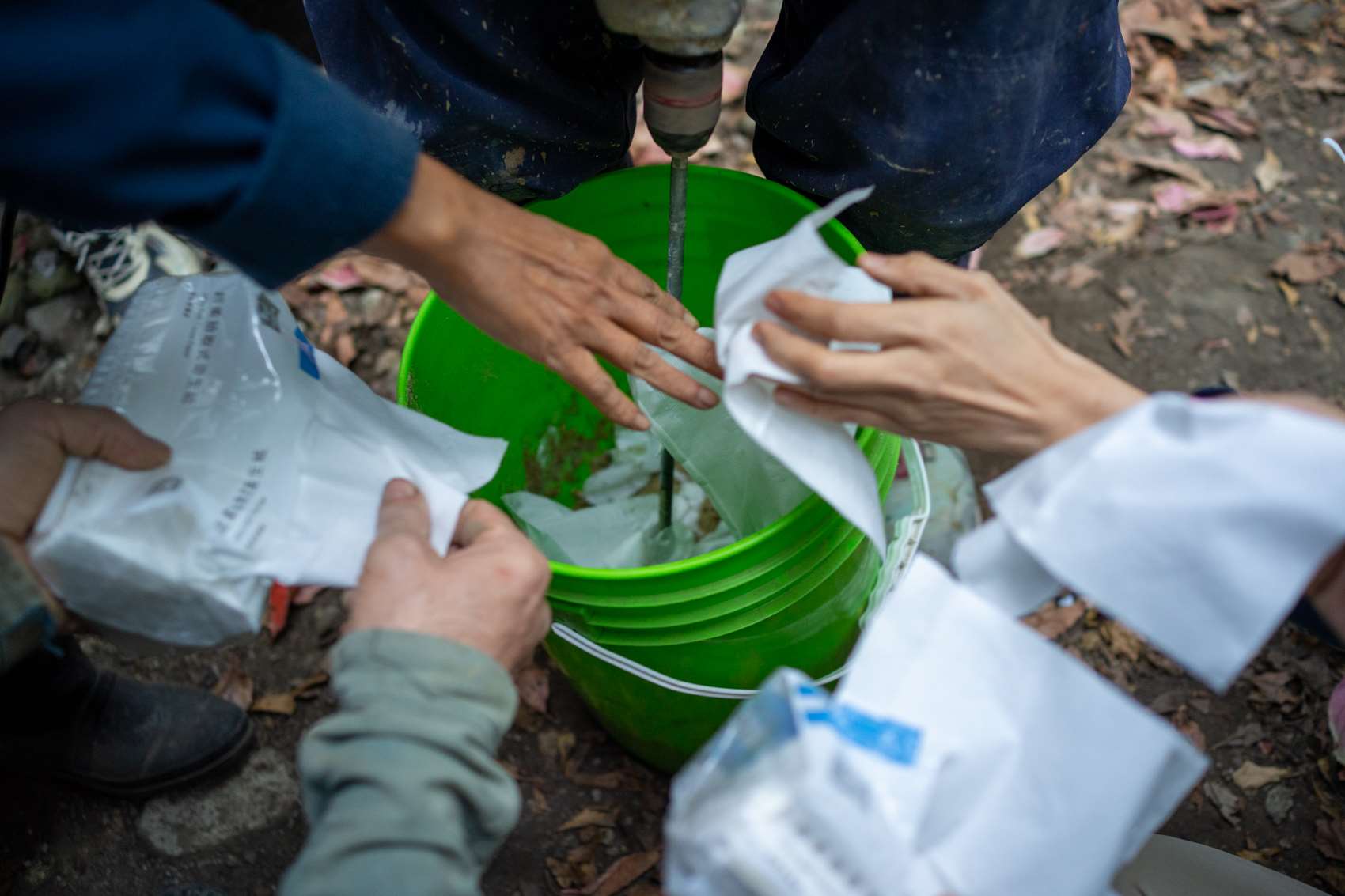 Pour l'enduit de finition Shikkui, nous avons aussi utilisé du papier toilette ! (photo : Sasa) 