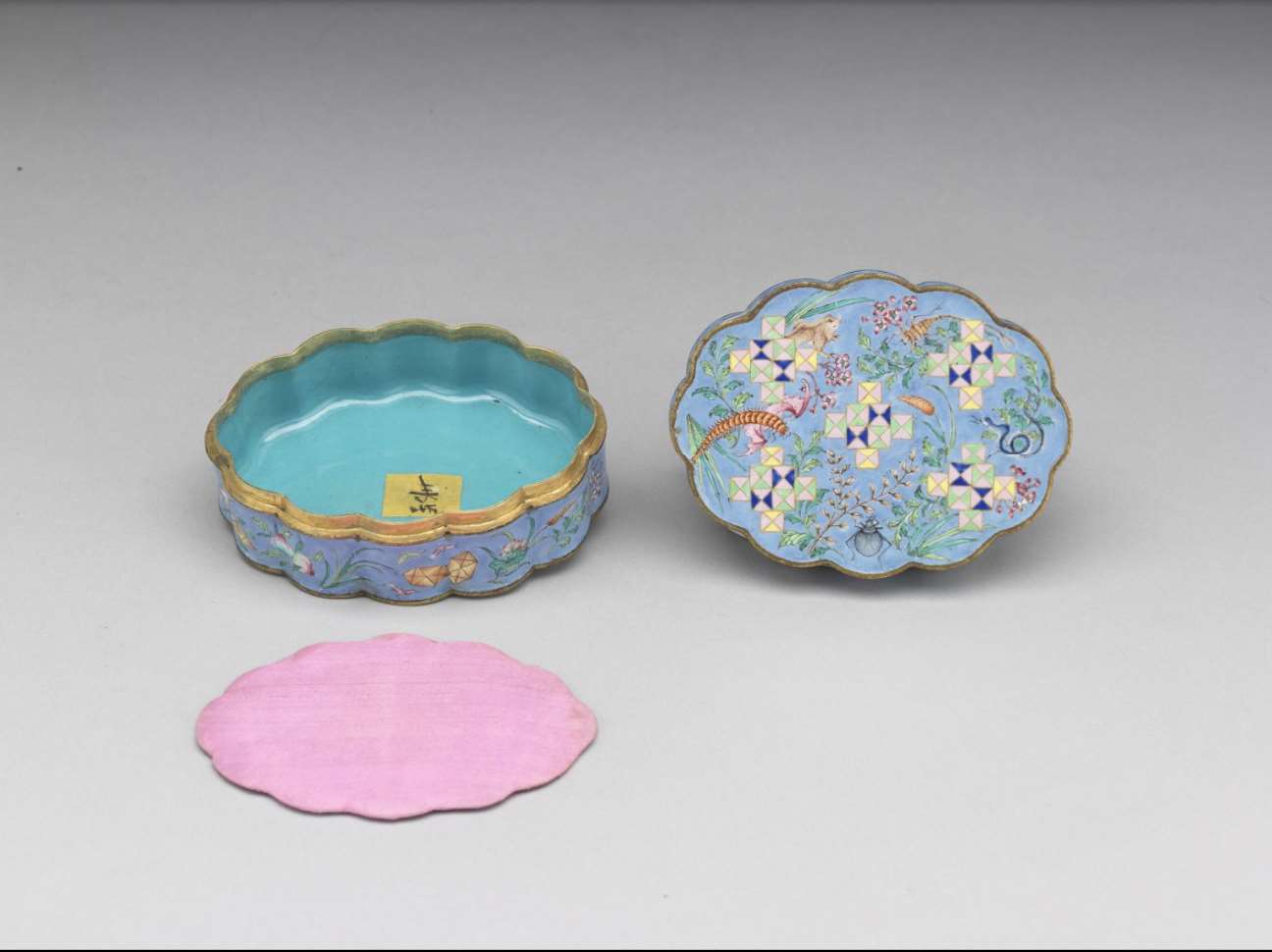 Image 8: Boîte en cuivre ornée de fleurs et des Cinq Poisons en émaux peints (source MNP)