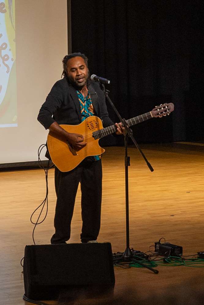 Le musicien réunionnais Mounawar (photo : Sasa / RTI)