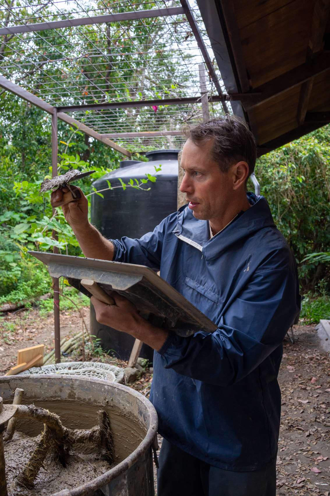 Kyle Holzhueter vérifie si l'enduit contient suffisamment de fibres (photo : Sasa) 