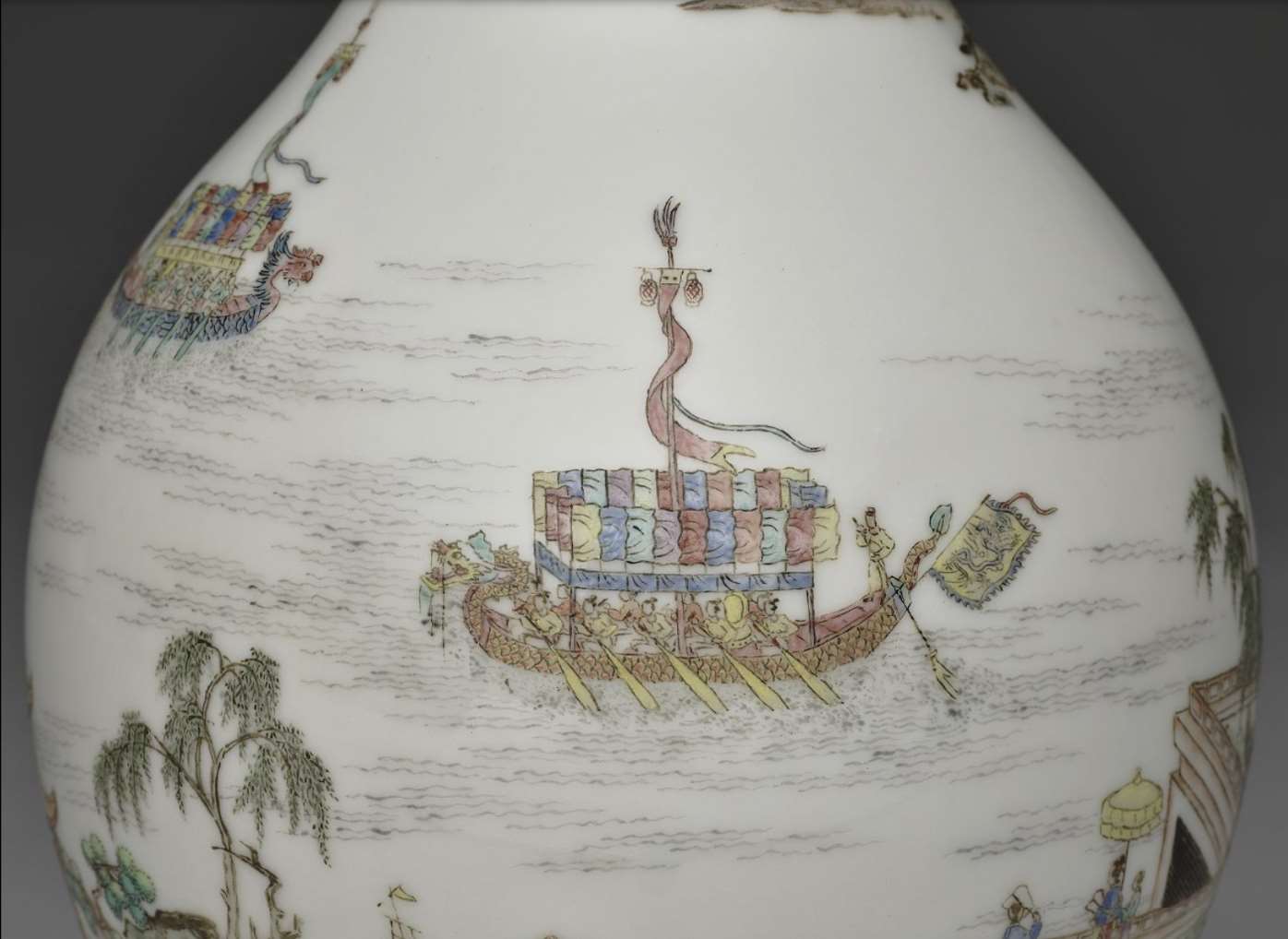 Image 6-4: Vases décorés de bateaux-dragons en émaux peints, détail (source MNP)