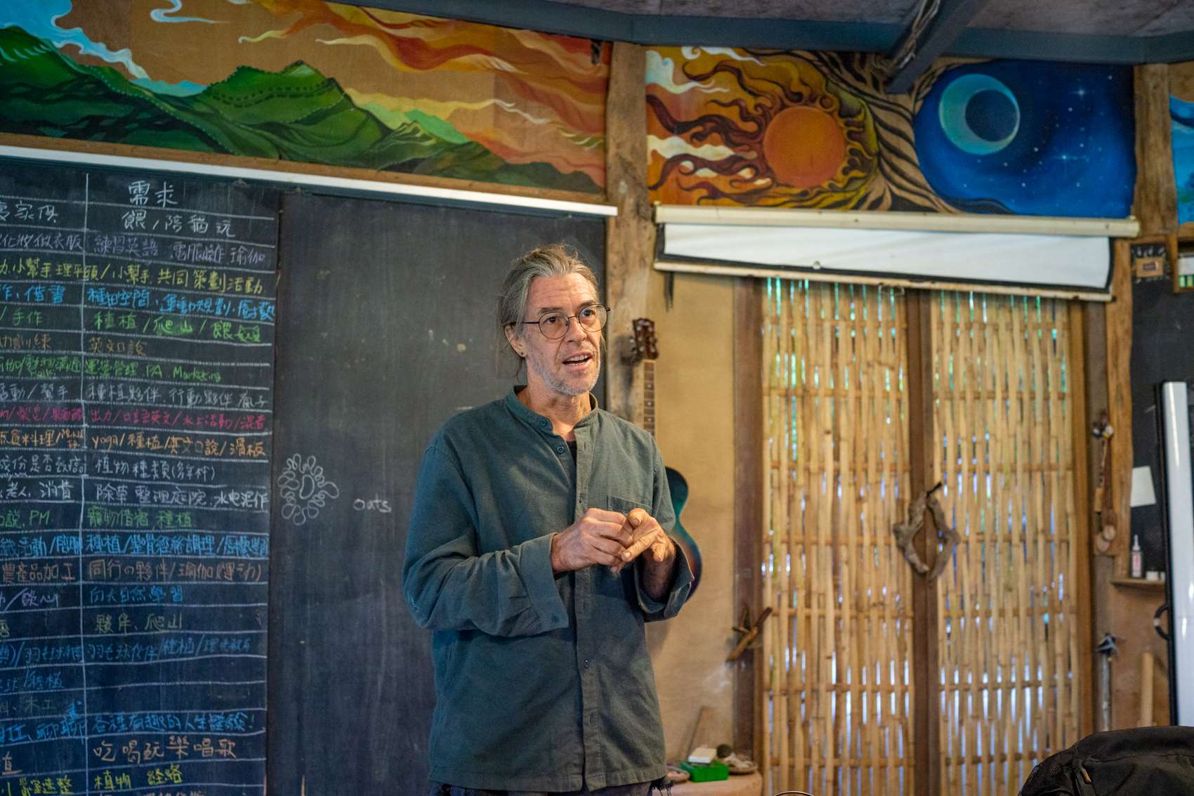 Peter Morehead, co-fondateur du centre de formation en permaculture Earth Passengers, a aussi une expérience dans les enduits (photo : Sasa / RTI)