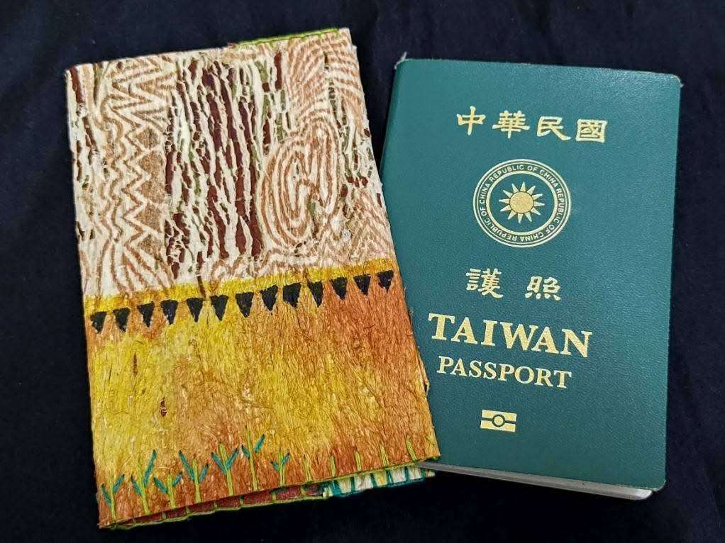 Résultat de l'atelier : une magnifique couverture de passeport ! (photo : Studio Paterongan)