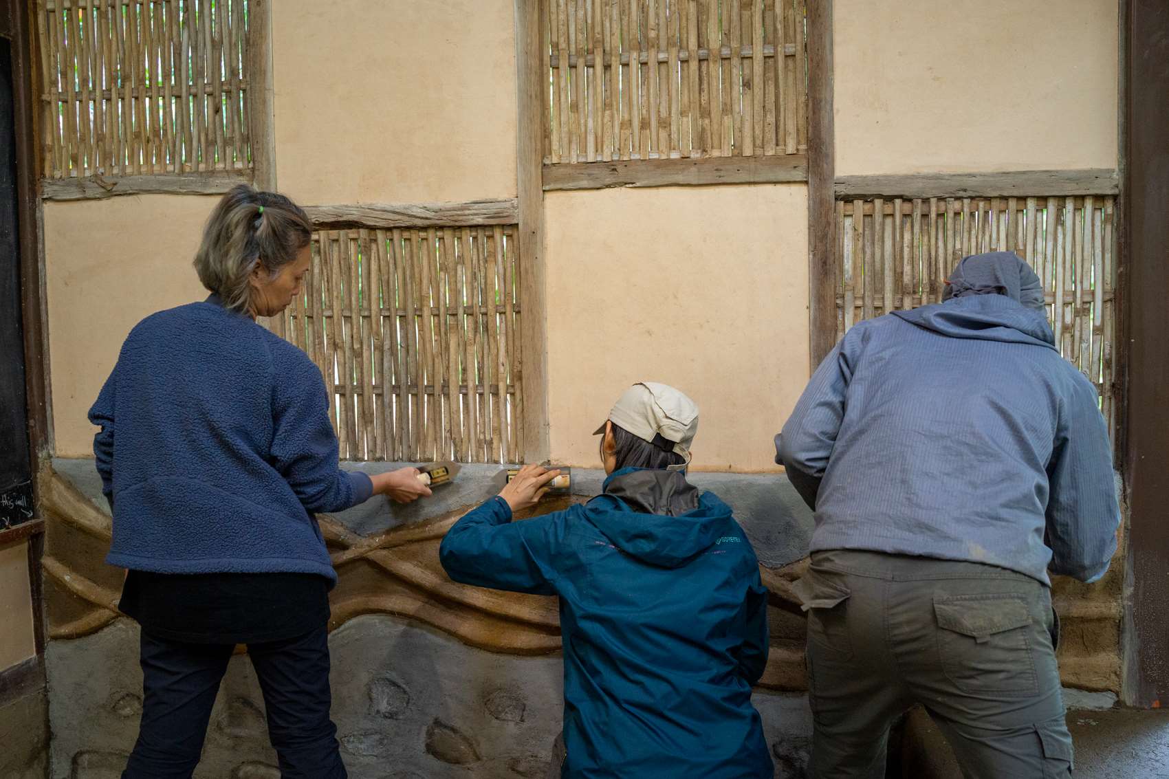 Travail sur bas relief (photo : Sasa) 