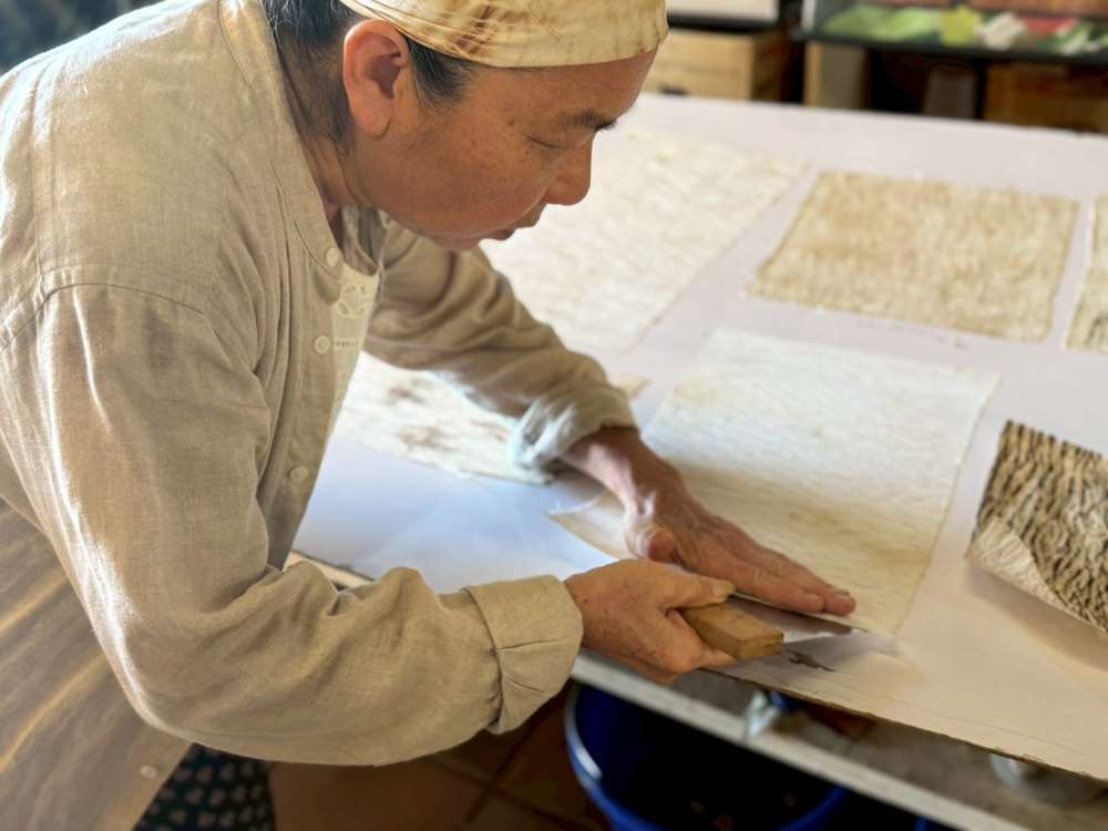 Une fois sécher, il faut décoller délicatement le tapa (photo : Sasa / RTI)