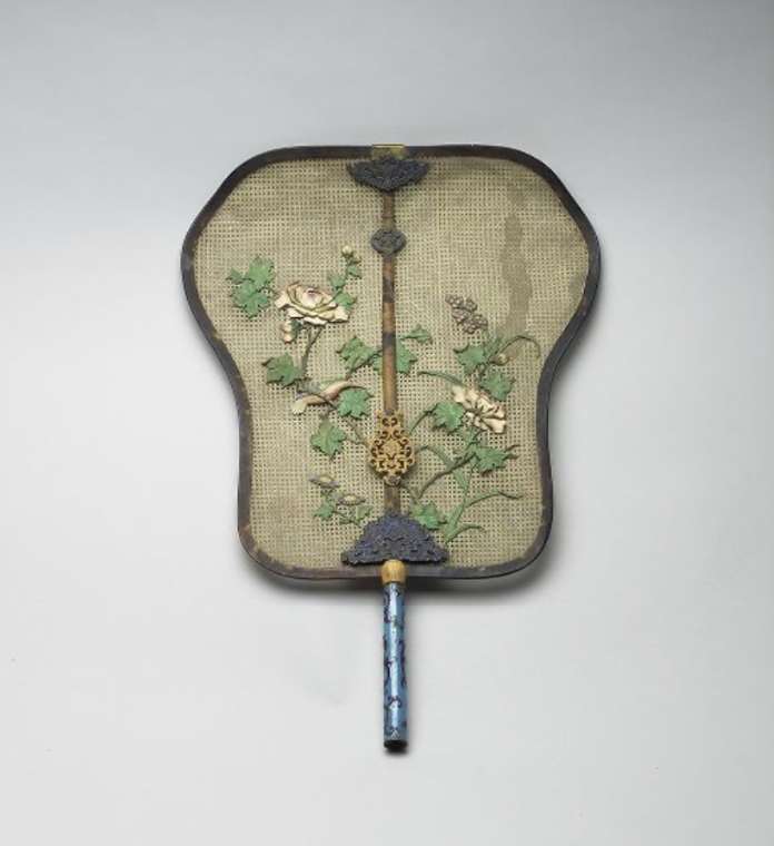 Image 4-1: Éventail en ivoire incrusté d’os à motif floral (source MNP)