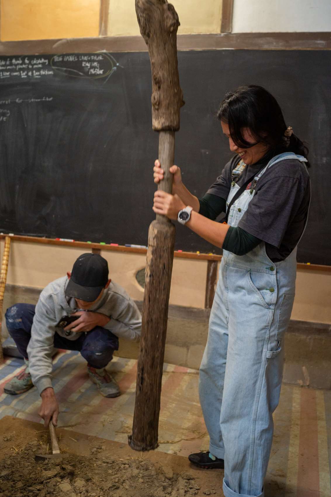 Avant de commencer, il faut préparer les matériaux... piler la terre argileuse et la tamiser (photo : Sasa) 法語組專用