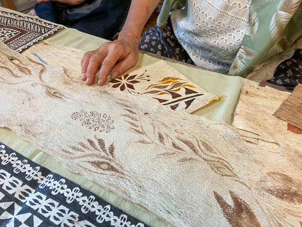 Exemples de motifs teints sur du tapa, tissu d'écorce (photo : Sasa / RTI)