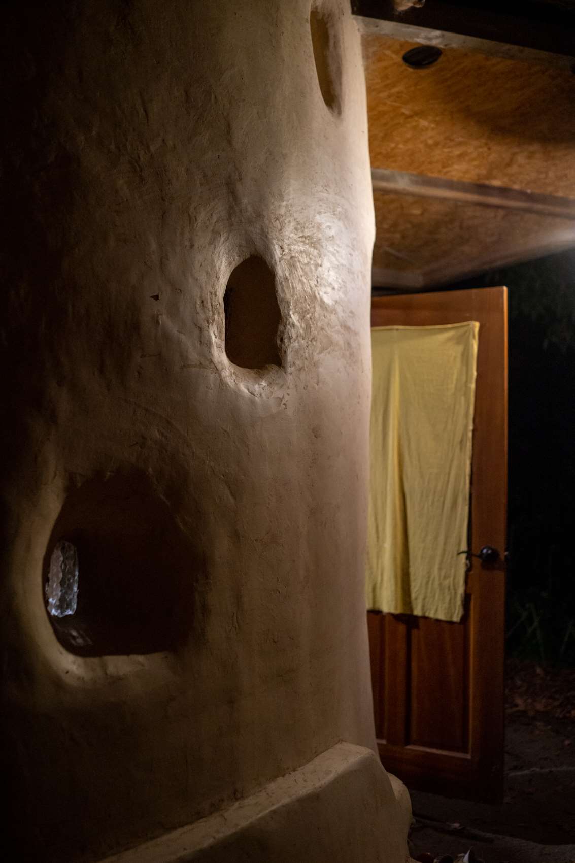 Une maison en bauge (cob) enduite lors d'un précédent stage organisé par Kyle Holzhueter à Earth Passengers à Dulan (photo : Sasa / RTI)
