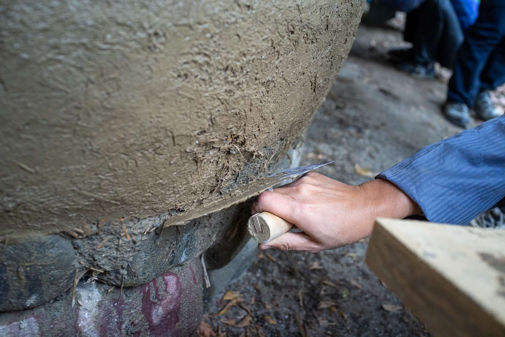 Pour les angles (les endroits les plus fragiles), il faut mettre le plus de fibres possible dans l'enduit (photo : Sasa) 