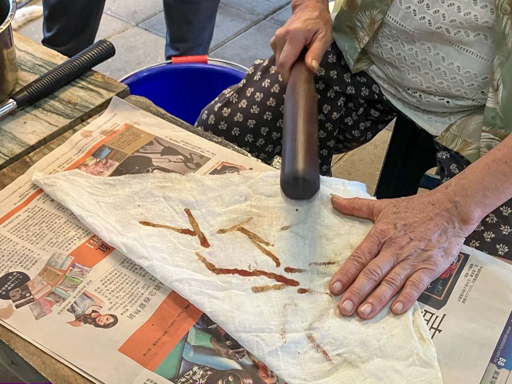 On replie le tissu d'écorce et on frappe à l'aide d'un maillet (photo : Sasa / RTI)