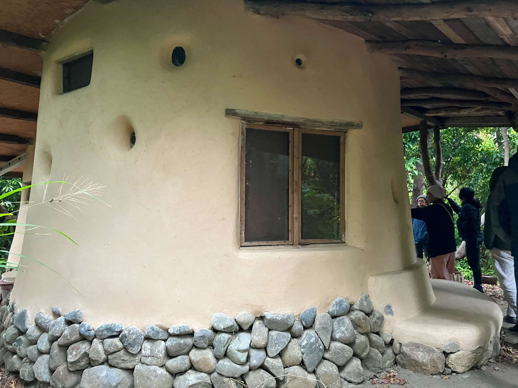 Une maison en bauge (cob) enduite lors d'un précédent stage organisé par Kyle Holzhueter à Earth Passengers à Dulan (photo : Sasa / RTI)