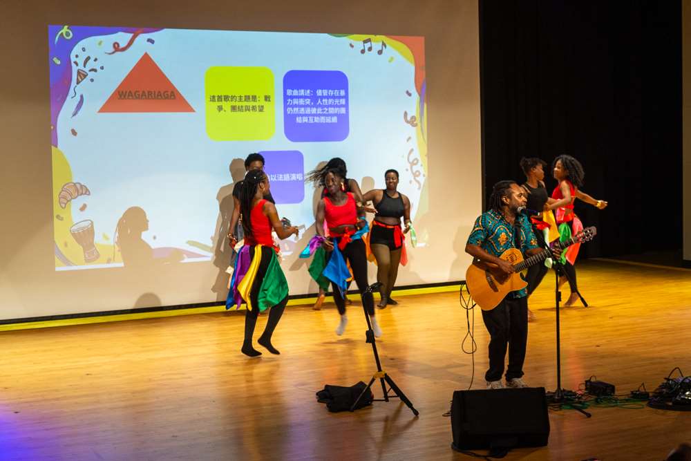Soirée d'ouverture du Mois de la Francophonie à Taïwan le 7 mars 2026 à Taipei : Mounawar à la guitare et les danseuses de l'Association des ressortissants haïtiens à Taïwan (photo : Sasa / RTI)