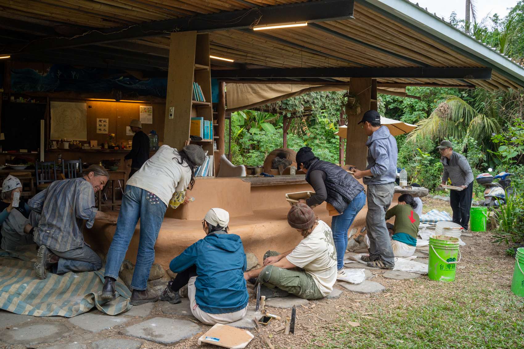 Travail sur un autre banc, avec cette fois-ci, un enduit de finition en terre (photo : Sasa) 