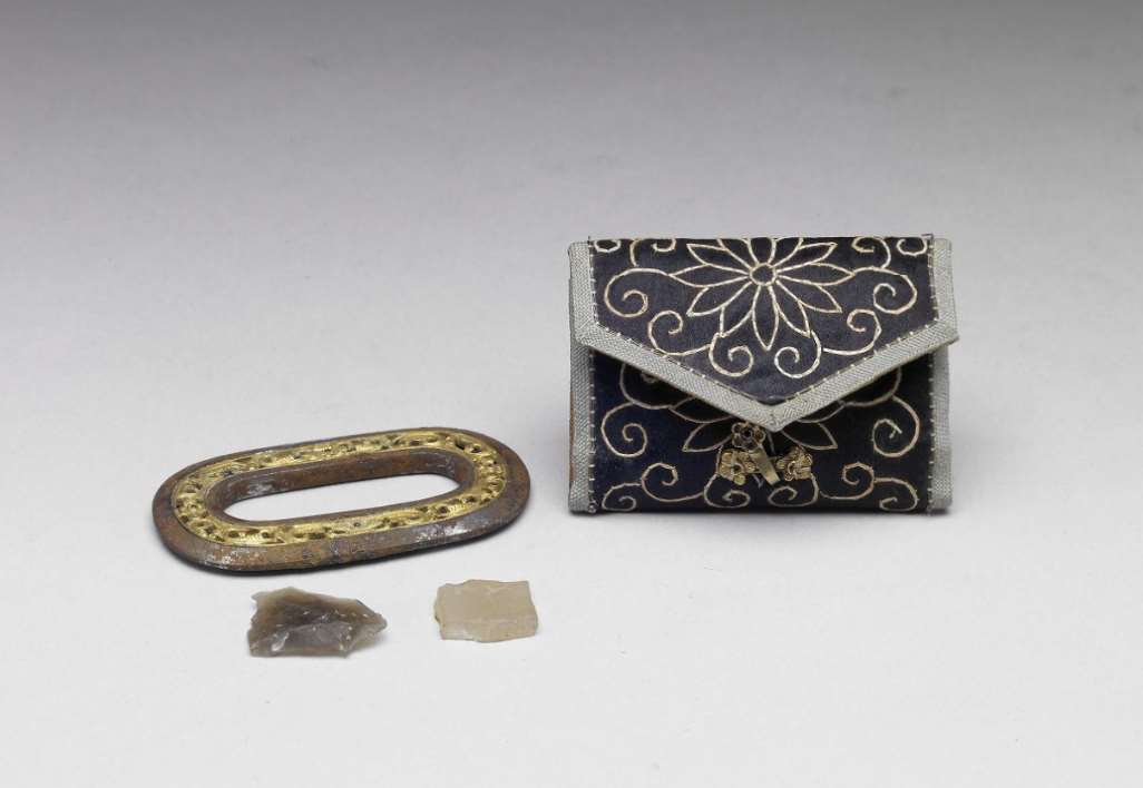 Image 4-2: Bourse à silex brodée de motifs floraux (source MNP)