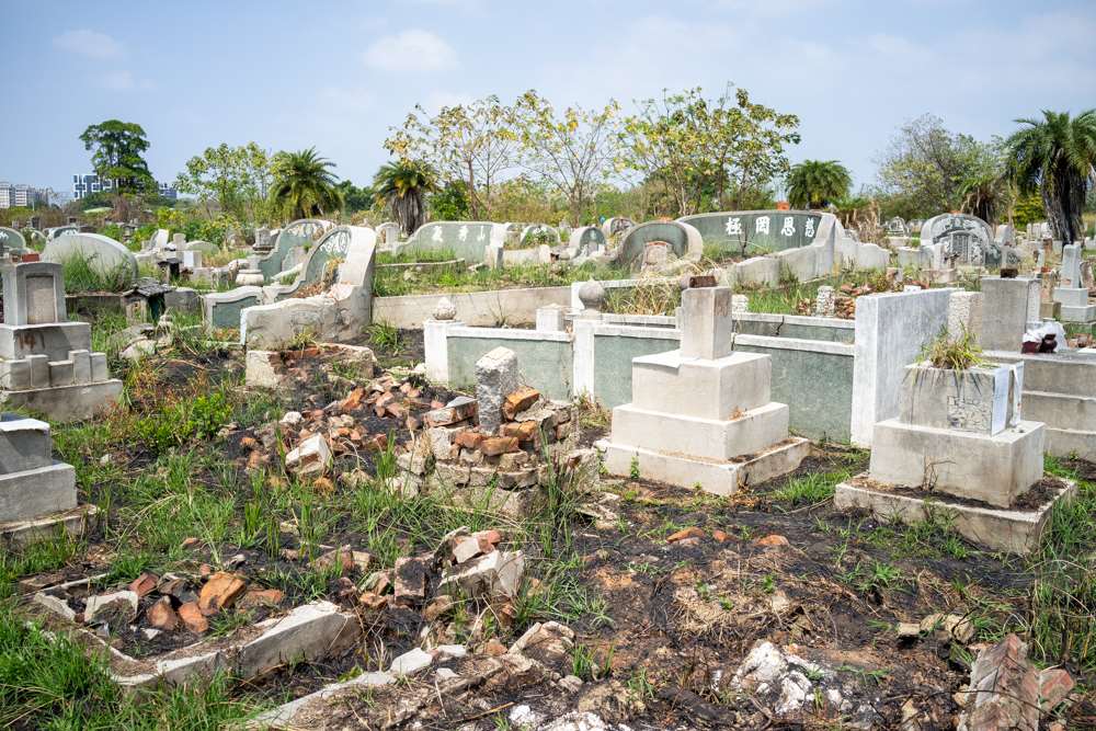 Sur cette photo on voit également des tombes détruites (photo : Sasa)
