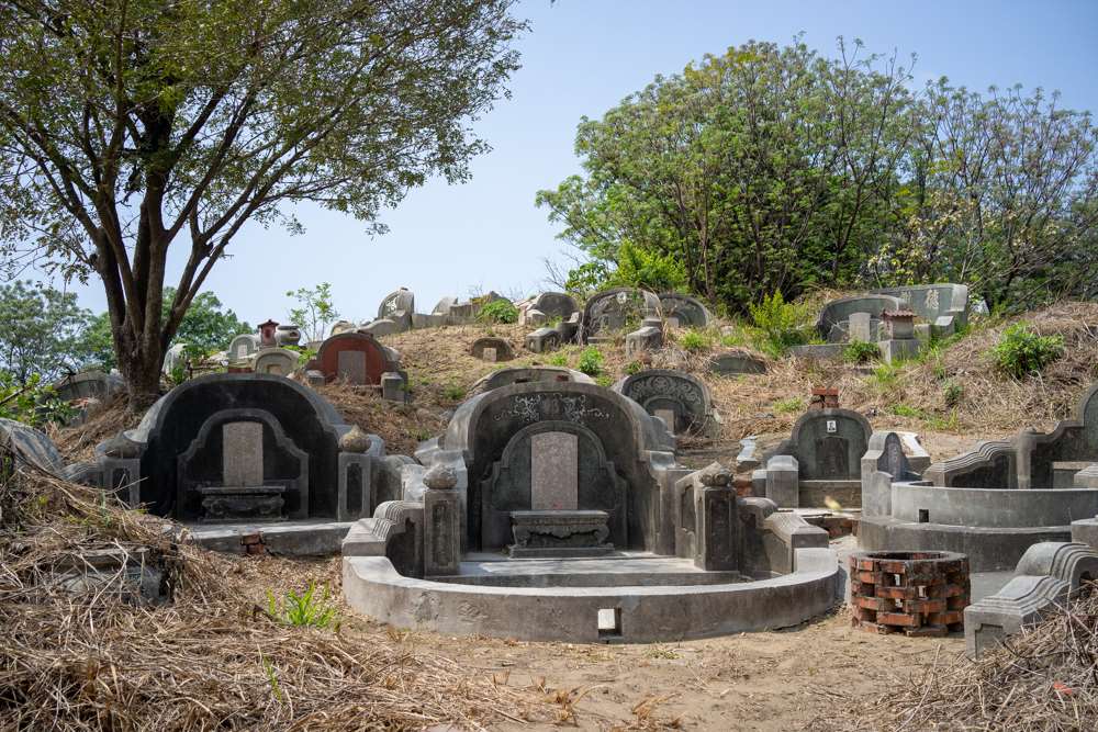 Le cimetière de Nanshan est ancien de plus de quatre siècles et a une superficie de près de 100 hectares. Pourtant, seules quatre tombes ont été inscrites au patrimoine, alors que le cimetière en compte... 60 000 (photo : Sasa)