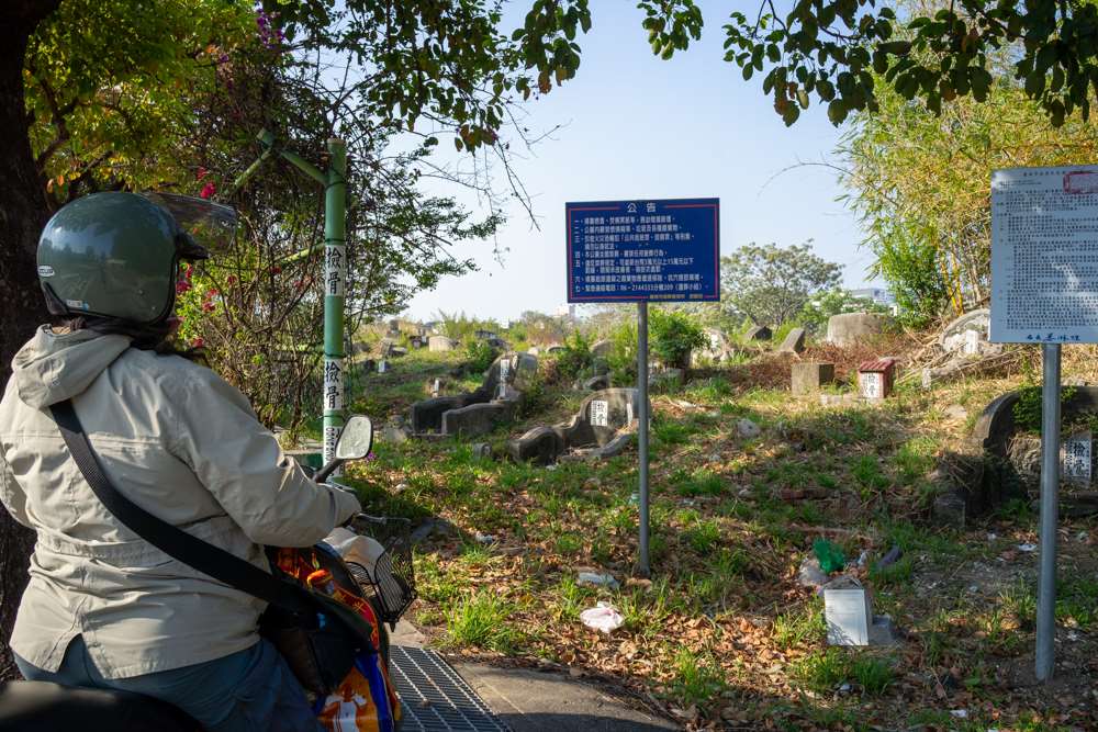 Lee Yen-ping à l'une des entrées du cimetière de Nanshan (photo : Sasa)