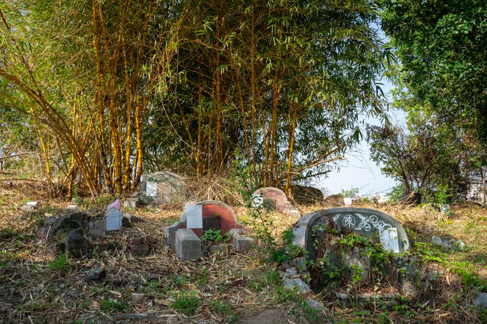 Des tombes d'une zone qui pourrait faire l'objet d'un projet de réaménagement par la mairie (photo : Sasa)