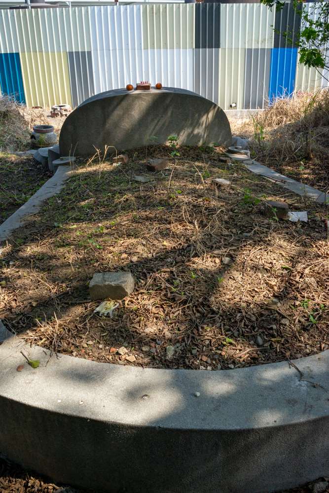 Une "première" tombe : elle est longue donc continent un cercueil. Certaines tombes sont moins longues : c'est parce qu'il s'agit de "secondes" tombes, après ramassage des os, qui sont alors rangés dans une urne, à moins qu'ils soient brûlés et que l'urne ne contienne des cendres (photo : Sasa)