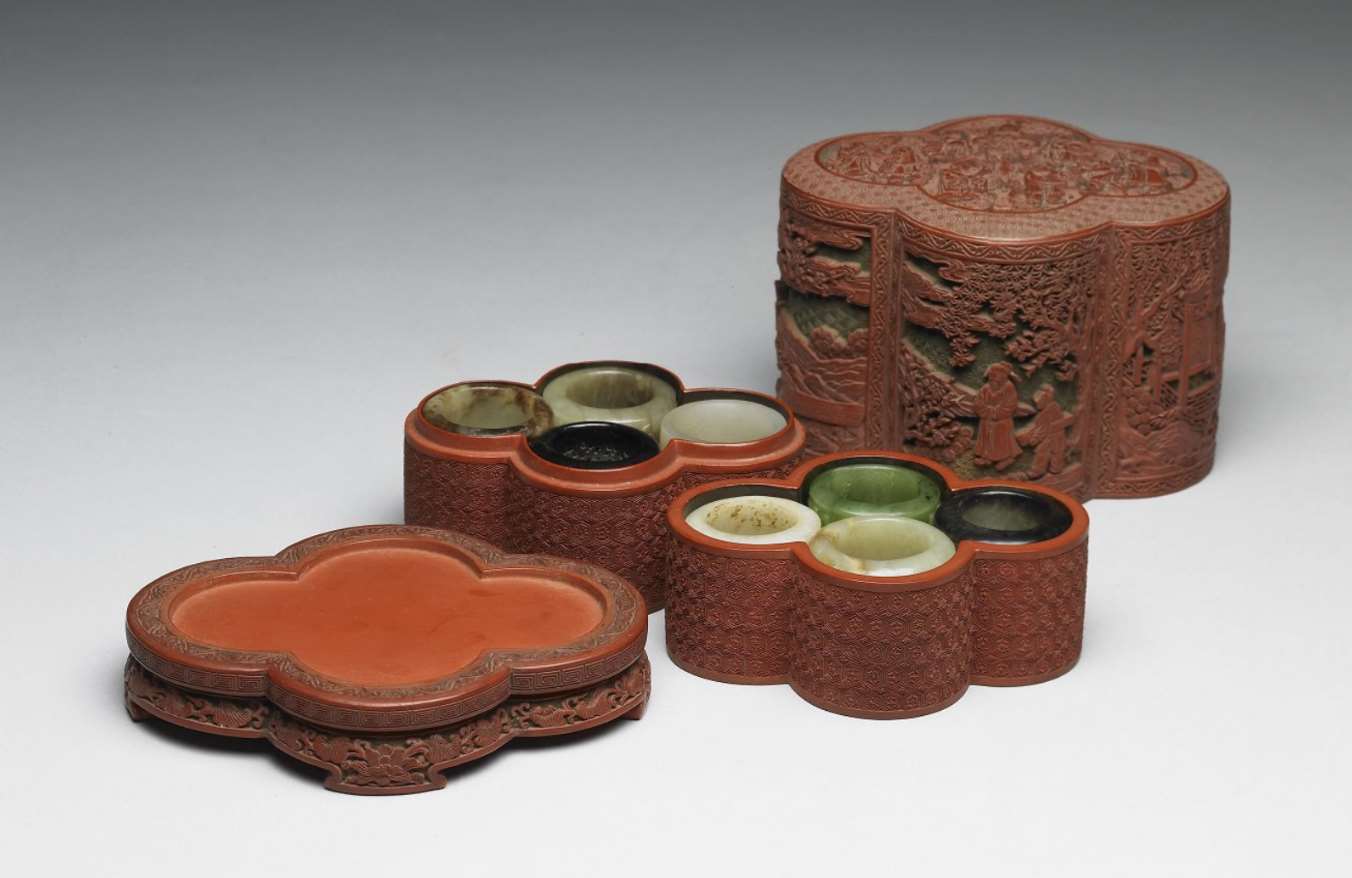 Image 3-2: Anneaux de pouce en jade (avec boîte laquée à deux niveaux ornée des Huit Immortels) (source MNP)