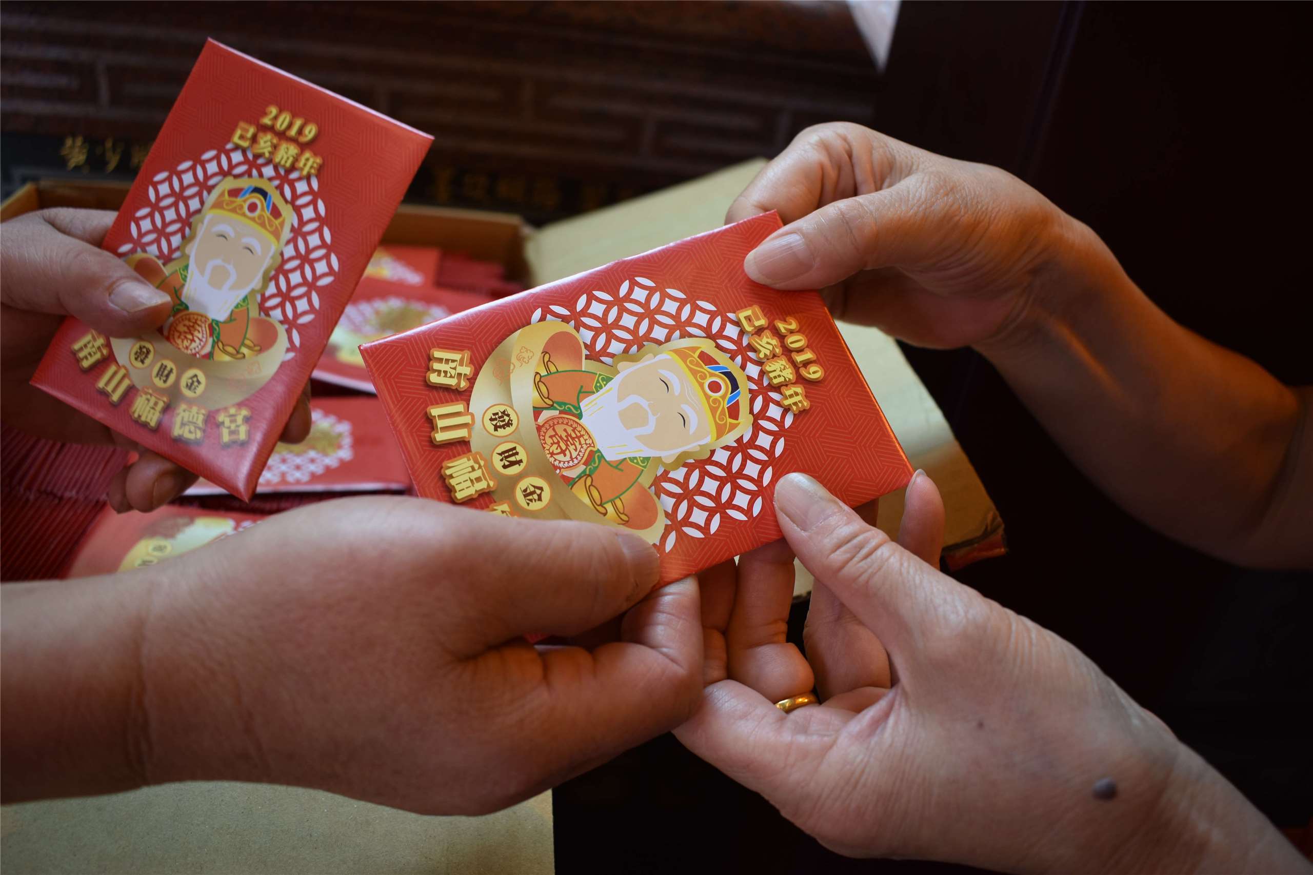 La « monnaie favorisant la richesse » (facaijin 發財金), donnée dans une enveloppe rouge aux pratiquants pendant le Nouvel An et lors d’autres fêtes dans le temple, comme ici à l’occasion de la fête de la mi-automne (photo Marta Pavone)