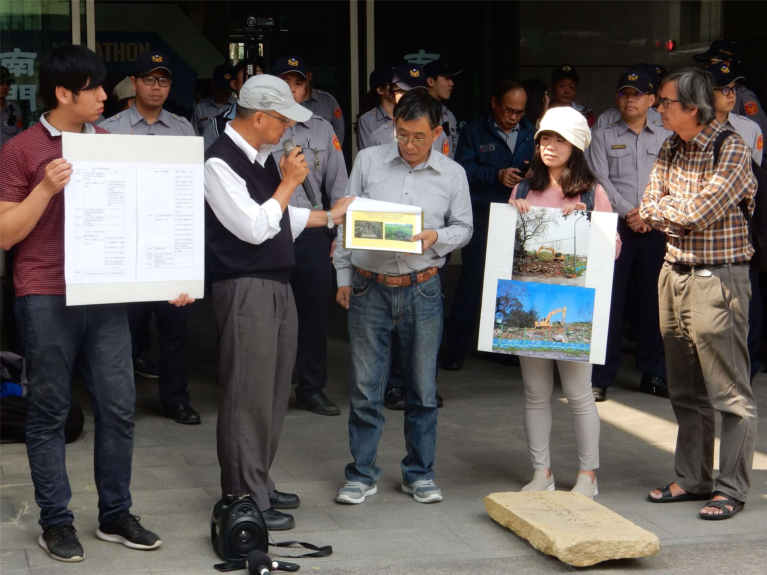Des militants favorables à la préservation du patrimoine manifestent devant l'hôtel de ville de Nouveau Taipei, dans le district de Banqiao, le 26 mars 2018 (photo : James X. Morris) 
