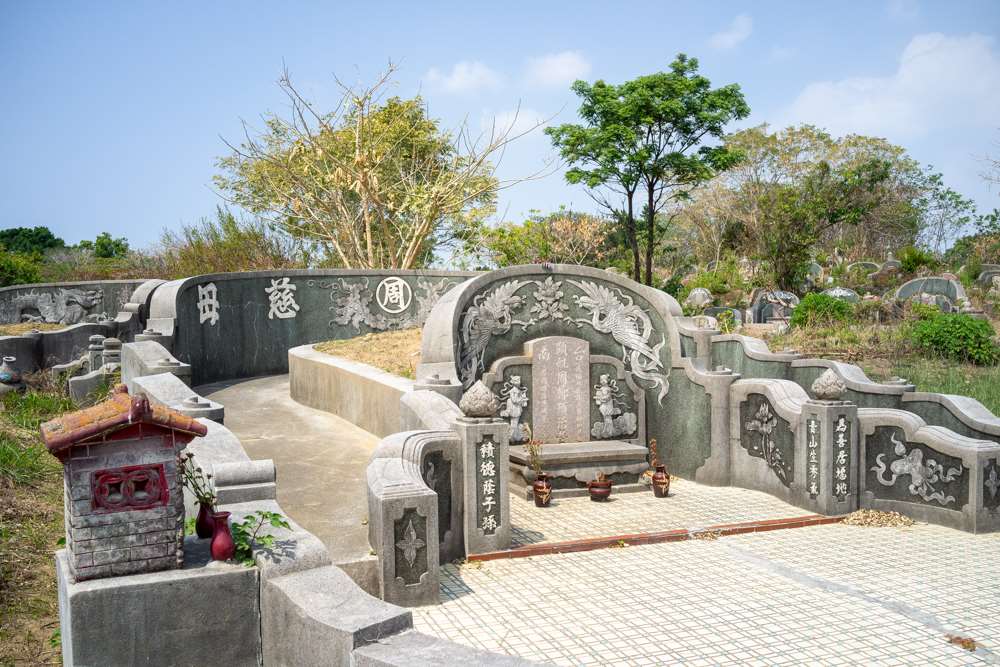 Très belles sculptures de dragons sur cette tombe, cimetière de Nanshan Tainan (photo : Sasa)