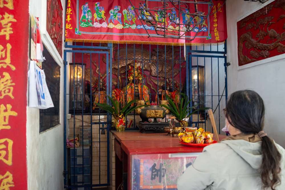 Lee Yen-ping offre quelques bâtonnets d'encens aux divinités protectrices des âmes errantes et sans famille à l'entrée du cimetière de Nanshan à Tainan (photo : Sasa)