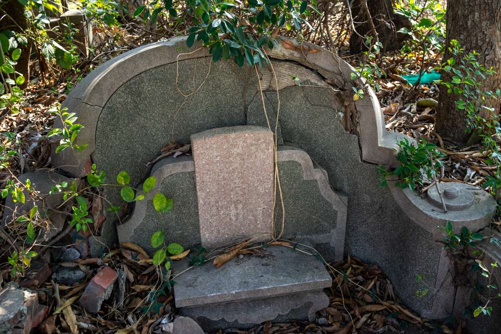 Une tombe plus récente : on le reconnaît au fait que l'on ne voit déjà presque plus les sinogrammes sur la pierre tombale (photo : Sasa)