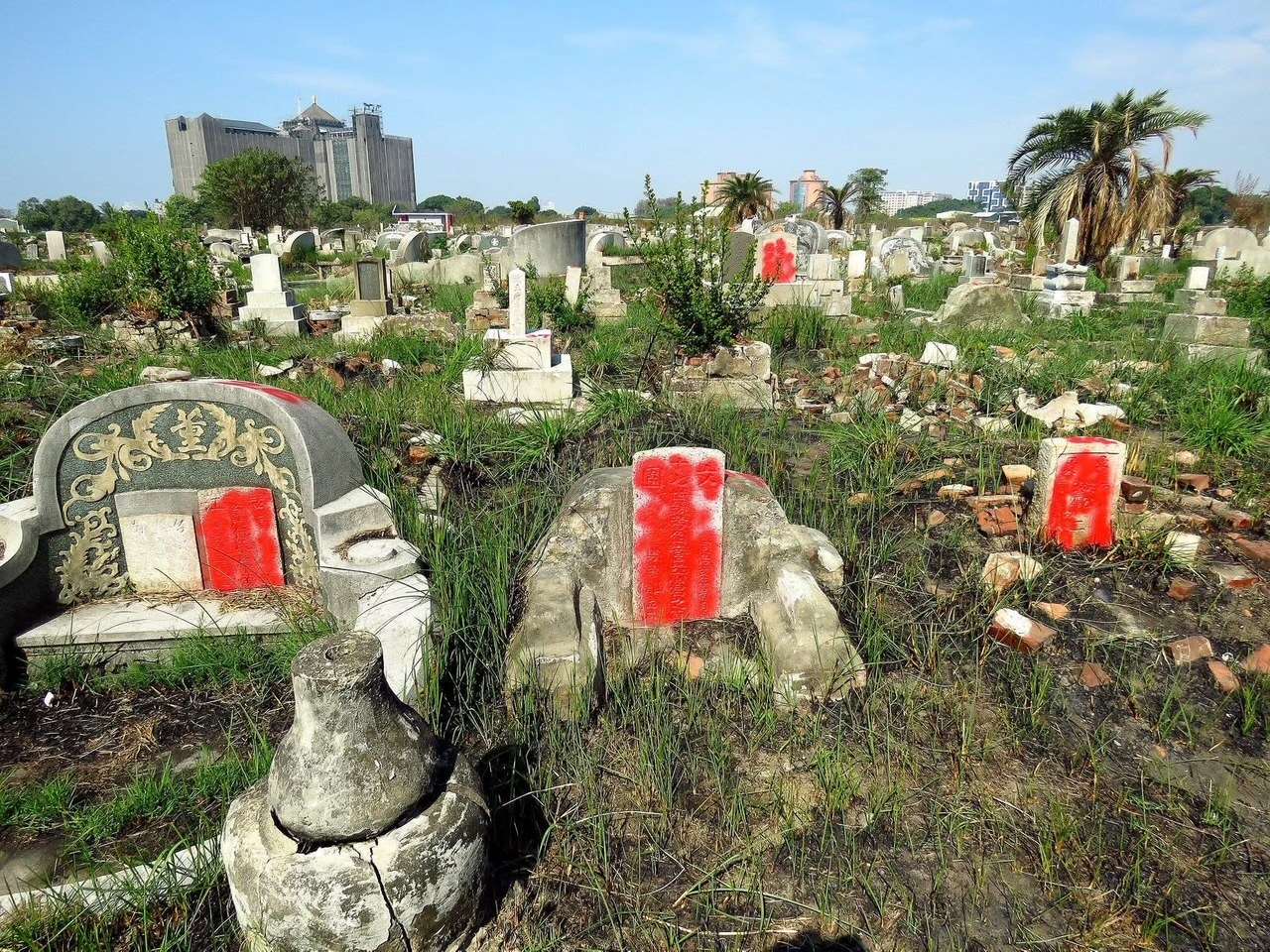 Pour mieux pouvoir lire les noms sur les tombes afin de retrouver les descendants - une étape obligatoire avant le déplacement des tombes - certaines tombes avaient été vaporisées en rouge, ce qui a non seulement fait prendre conscience à Lee Yen-ping que le cimetière de Tainan était réellement menacé, mais en plus témoignait d'un manque de respect aux défunts car les Taïwanais croient que leurs esprits se trouvent dans la pierre tombale. (photo : FB 地上台南 - 南山公墓)
