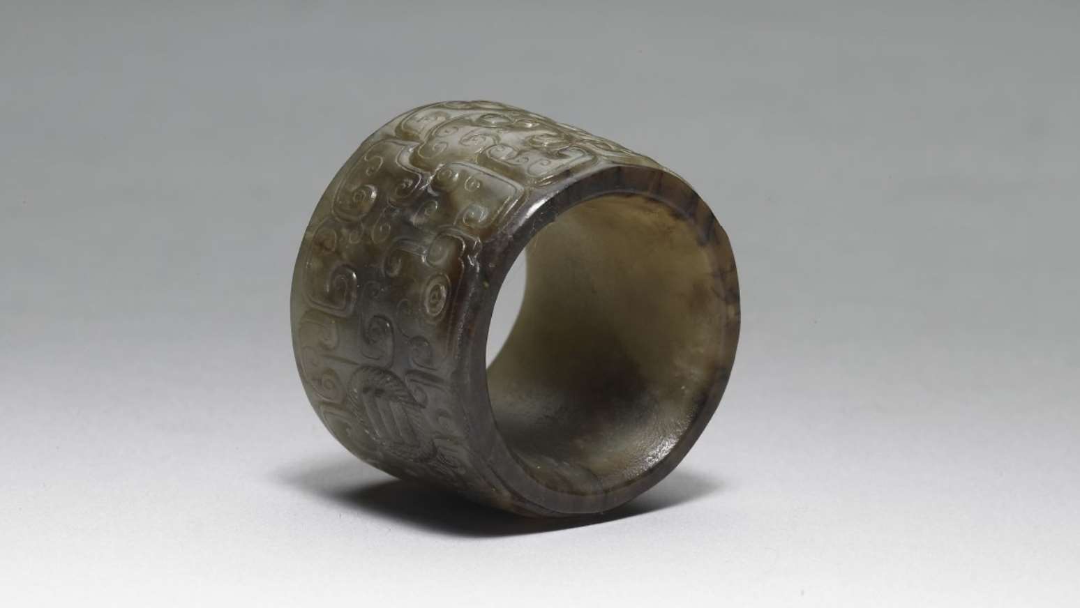 Image 3-1: Anneaux de pouce en jade (avec boîte laquée à deux niveaux ornée des Huit Immortels) (source MNP)
