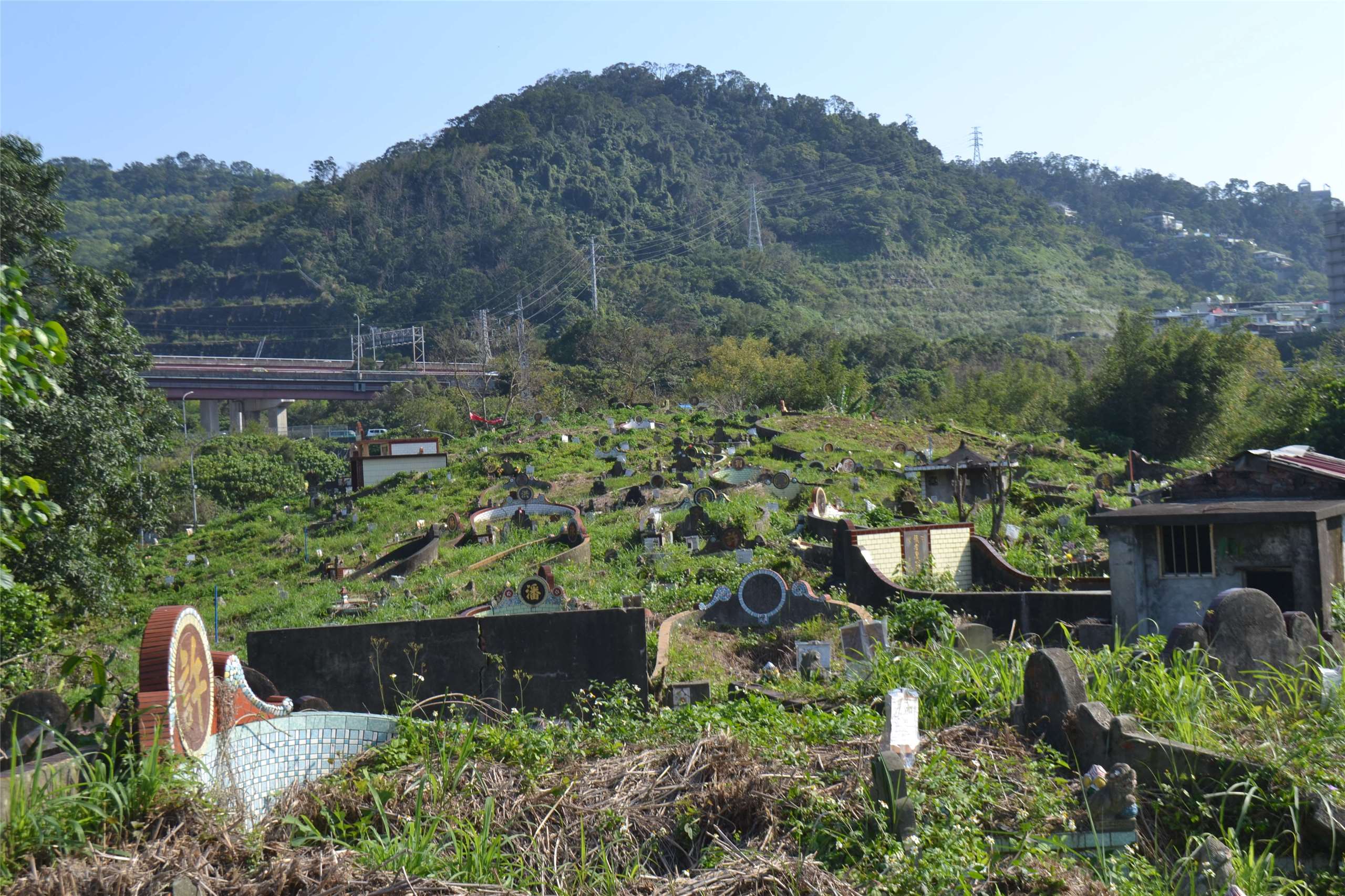 Vue du cimetière public numéro 1 de Xindian, avant sa démolition (photo : James X. Morris) 