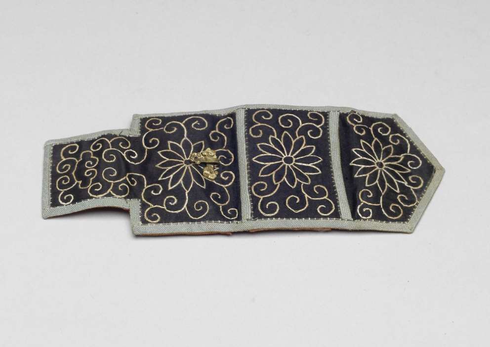 Image 4-3: Bourse à silex brodée de motifs floraux (source MNP)
