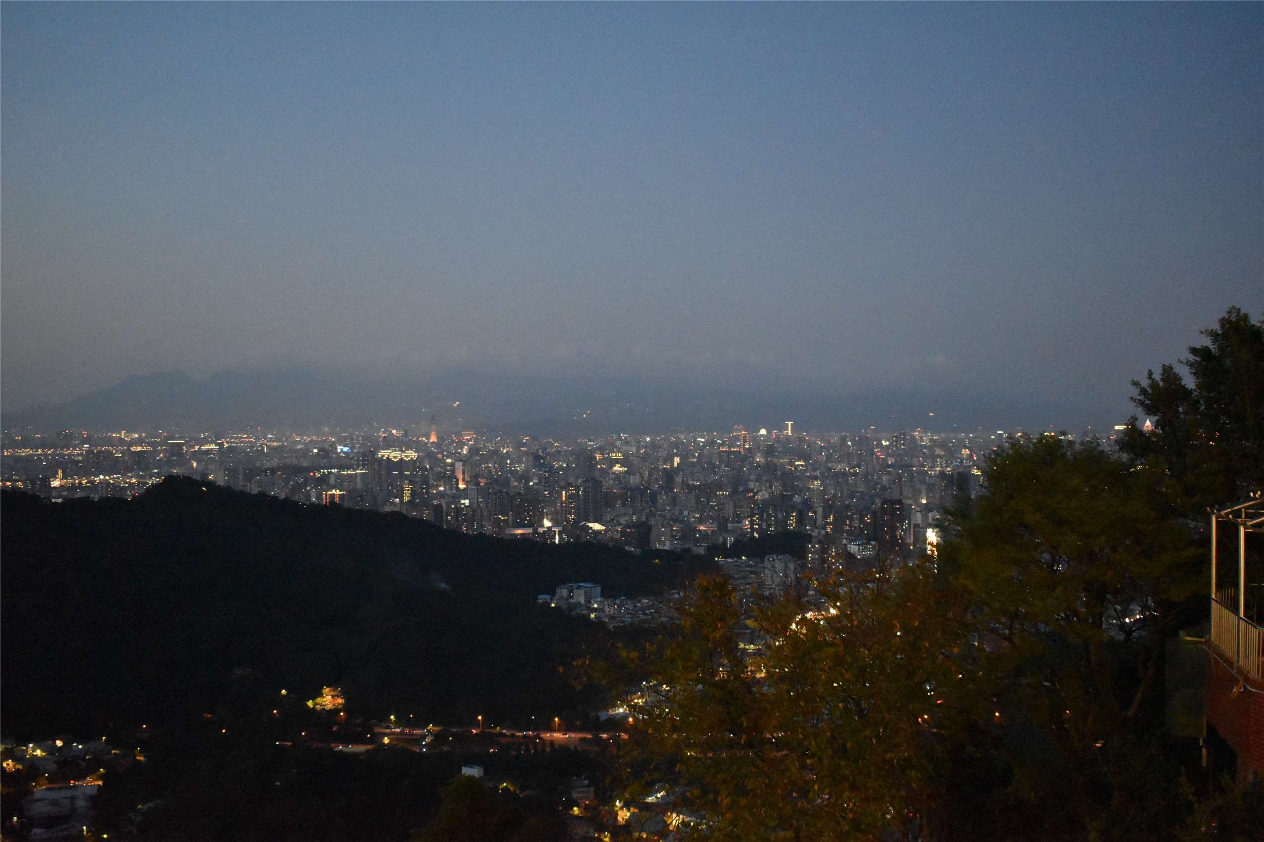 Panorama nocturne, visible depuis le temple sur la colline (photo Marta Pavone, aimable crédit)