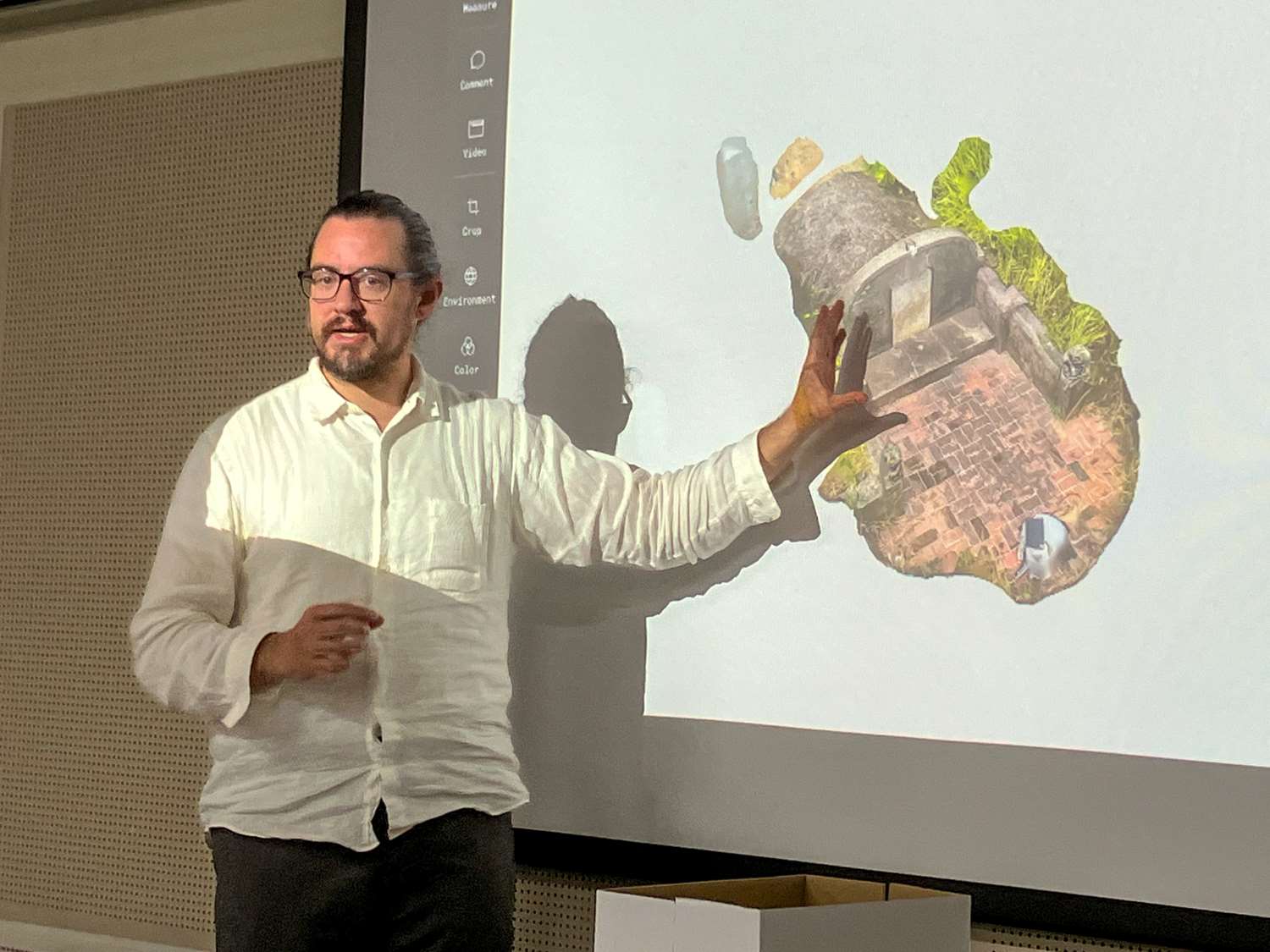 Le chercheur en sciences sociales de l'Académia Sinica James X. Morris lors de la conférence internationale sur la documentation et la recherche sur les cimetières en Asie-Pacifique en novembre 2025 à Kaohsiung. Il présente un résultat obtenu grâce à la technologie du Lidar (photo : Sasa / RTI)