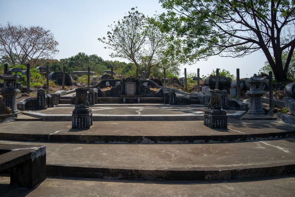 Certaines tombes sont énormes, comme celle-ci, la tombe d'un ancien général. Cimetière de Nanshan (photo : Sasa)
