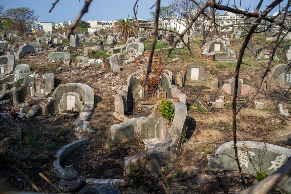 Certaines zones du cimetière ont été désherbées à tel point que cela fait penser à un paysage lunaire (photo : Sasa)