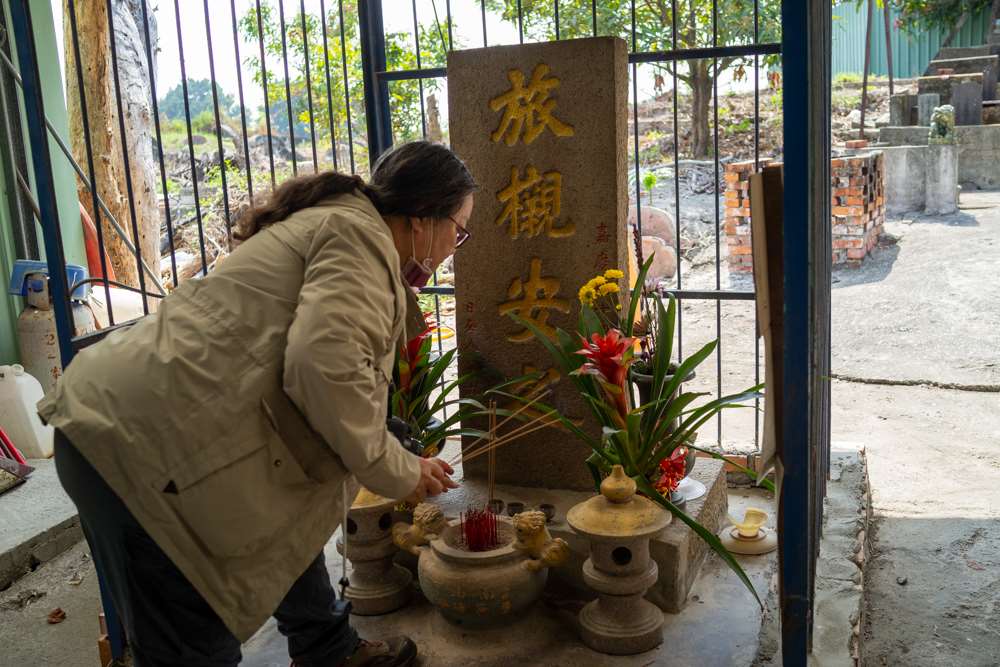 Une stèle pour les personnes qui sont décédées avant de pouvoir rentrer dans leur pays natal (photo : Sasa)
