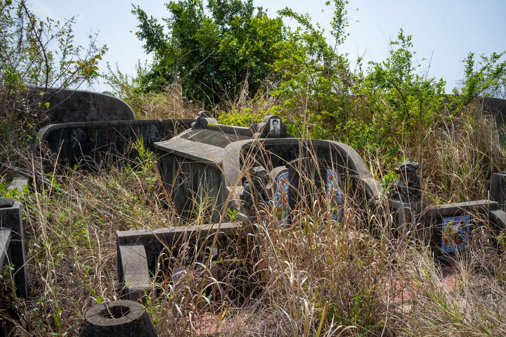 Une tombe d'un ancien soldat venu après la seconde guerre mondiale, dans le sillage du repli de la République de Chine à Taiwan. On peut voir la forme un peu particulière car le cercueil y est placé de manière un peu surélevée par rapport au sol, pour pouvoir être retiré facilement et transporté en Chine en cas de reconquête, un rêve qui s'est éteint dans les années 1970. Le reste de la tombe est très similaire aux autres (photo : Sasa)