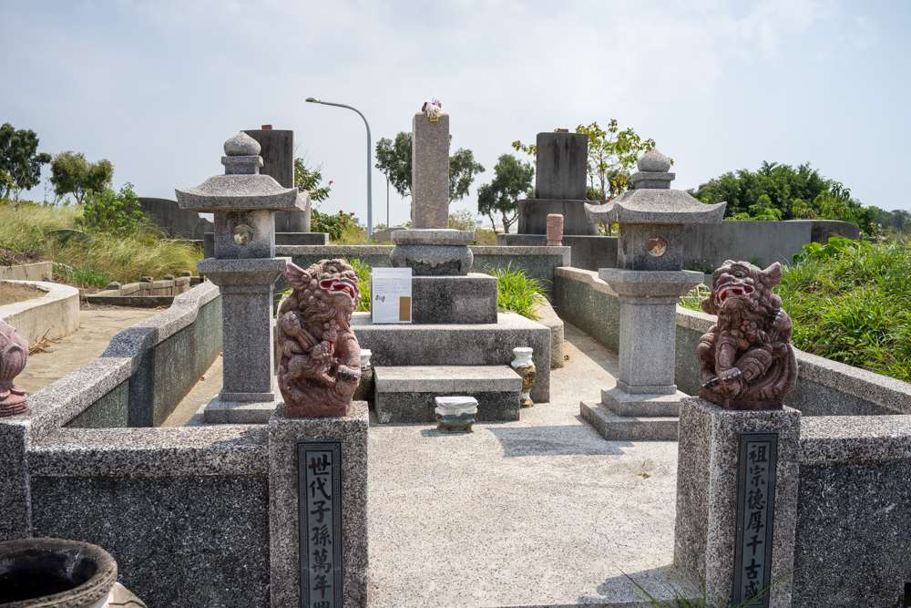 Une tombe de l'époque japonaise, qui se voit à sa forme de stèle (photo : Sasa)