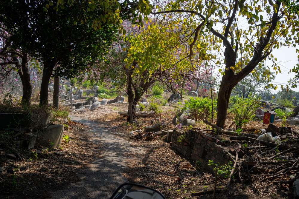 Une allée du cimetière de Nanshan, à Tainan (photo : Sasa)