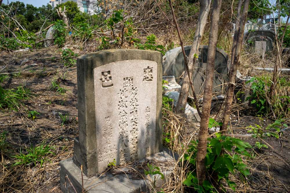 Une tombe ancienne, sur laquelle les caractères sont très clairs (photo : Sasa)