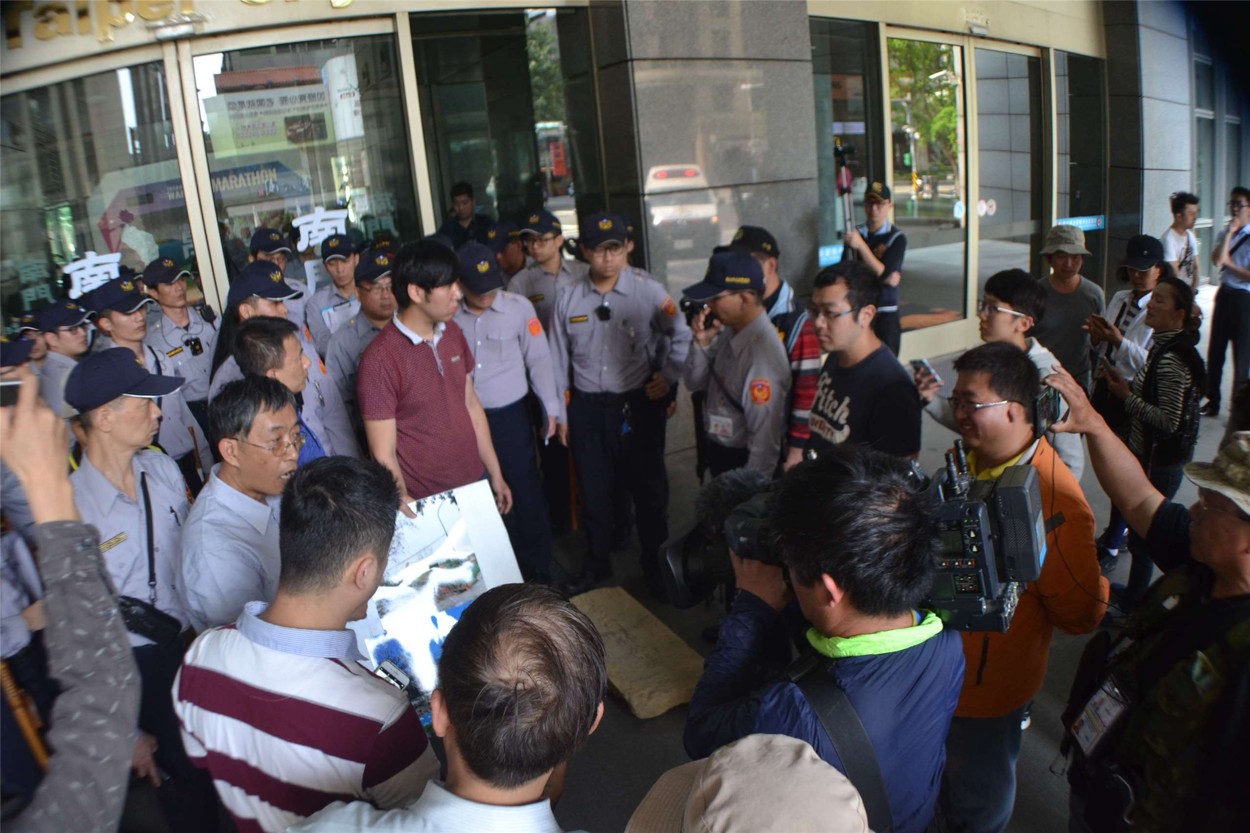 Des militants écologistes sont empêchés par la police d'apporter une pierre tombale à l'hôtel de ville de Nouveau Taipei le 26 mars 2018, manifestent dans le district de Banqiao (photo : James X. Morris) 