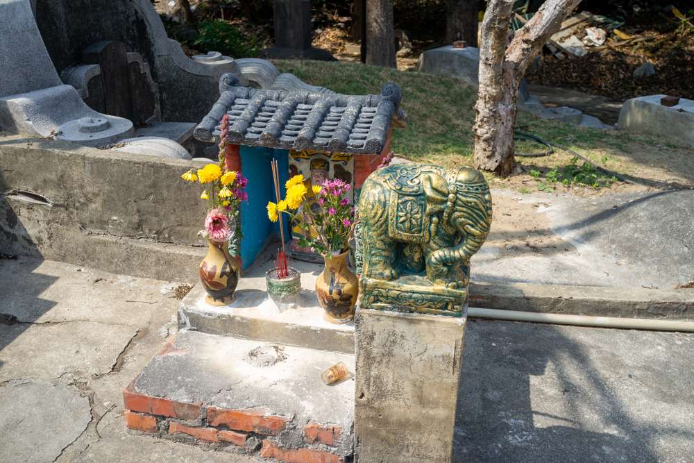 Un autel à la divinité du sol, cimetière Nanshan (photo : Sasa)