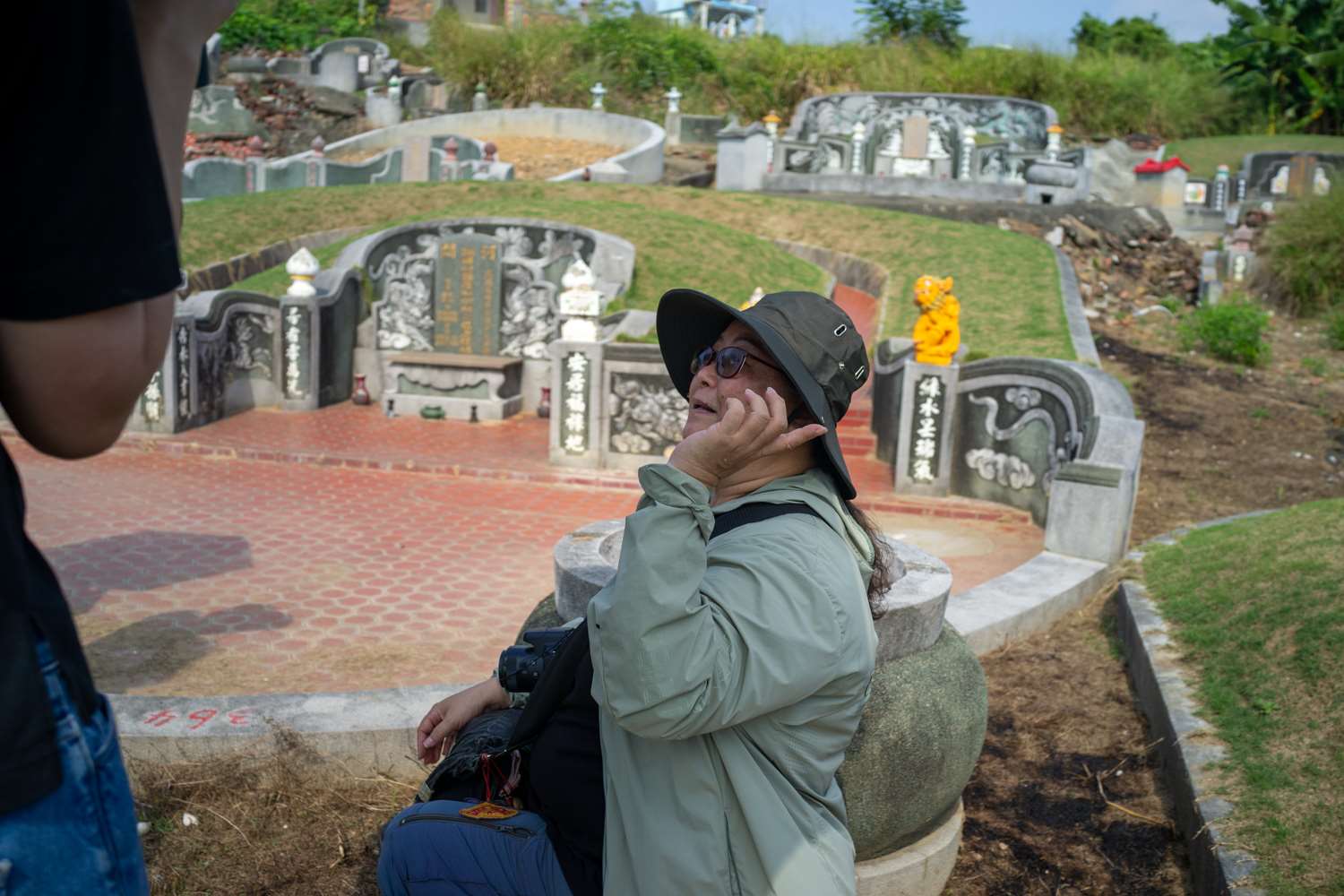 Lee Yen-ping en visite dans un cimetière de Kaohsiung dans le cadre de la conférence "Documenting and Researching Gravesites in Asia-Pacific" à Kaohsiung en novembre 2025 (photo : Sasa)
