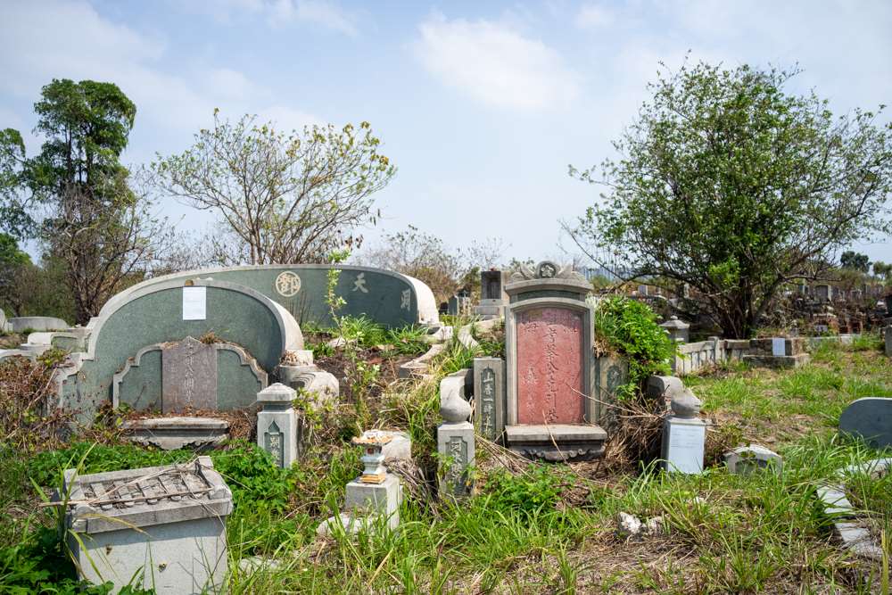 Le mois dernier à Nanshan, des avis de recherche des descendants sont à nouveauix apparus sur les tombes (photo : Sasa)