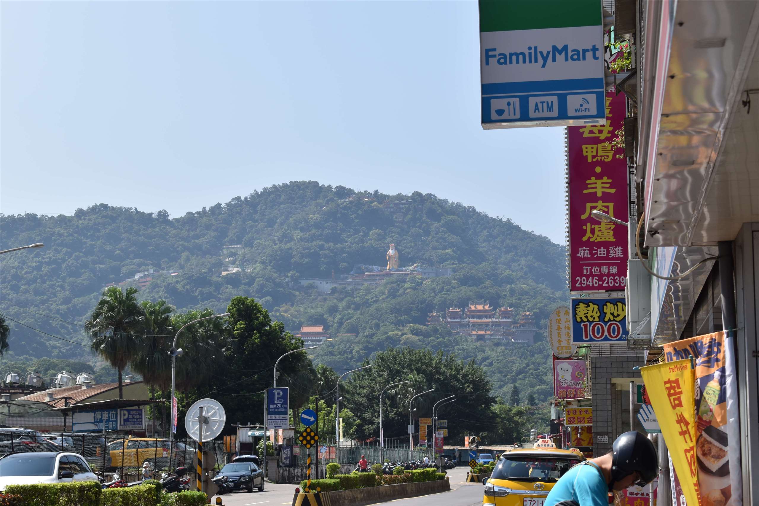 La grande statue de Tudi Gong de 33 mètres, visible depuis le pied de la colline de Nanshijiao (photo Marta Pavone, aimable crédit)